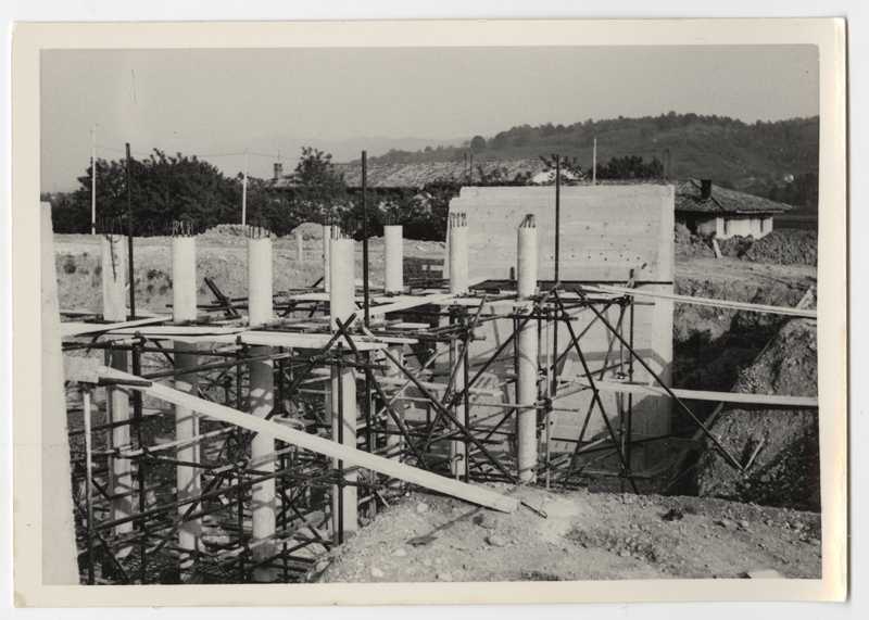 Cantiere di bonifica. Opere di sbarramento in costruzione. Dettaglio